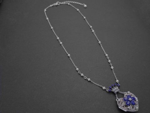 Königliches Herz Medaillon aus Lapis inklusive Kette, romantisches Design mit filigranen Details, Hersteller Juwelier Harnisch, ideal für elegante Anlässe und besondere Geschenke.