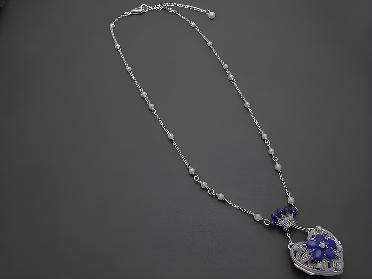 Königliches Herz Medaillon aus Lapis inklusive Kette, romantisches Design mit filigranen Details, Hersteller Juwelier Harnisch, ideal für elegante Anlässe und besondere Geschenke. – Ansicht 2