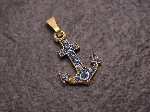 Blauer Strass Anhänger im Ankerdesign, hergestellt von Juwelier Harnisch, ideal für einen sexy City Look, funkelt durch die blauen Strasssteine und verleiht jedem Outfit einen besonderen Akzent.