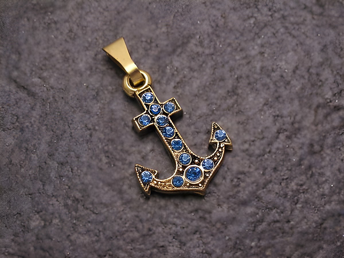 Blauer Strass Anhänger im Ankerdesign, hergestellt von Juwelier Harnisch, ideal für einen sexy City Look, funkelt durch die blauen Strasssteine und verleiht jedem Outfit einen besonderen Akzent.
