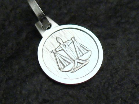 Sternzeichen Anhänger Waage aus Sterling Silber, hergestellt von Juwelier Harnisch, zeigt eine feine Gravur mit Waagschalen auf einer runden Platte.