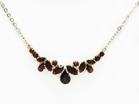 Granat Collier Kette 42 cm in Gold mit filigranem Mittelteil aus Granatschmuck, designed vom Juwelier Harnisch, verziert mit edlen Granatsteinen in verschiedenen Formen.