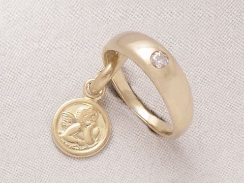 Taufring mit einem Schutzengel Anhänger aus 925 Silber vergoldet und Zirkonia, Hersteller Juwelier Harnisch, elegantes Design und symbolische Bedeutung für Schutz und Segen.