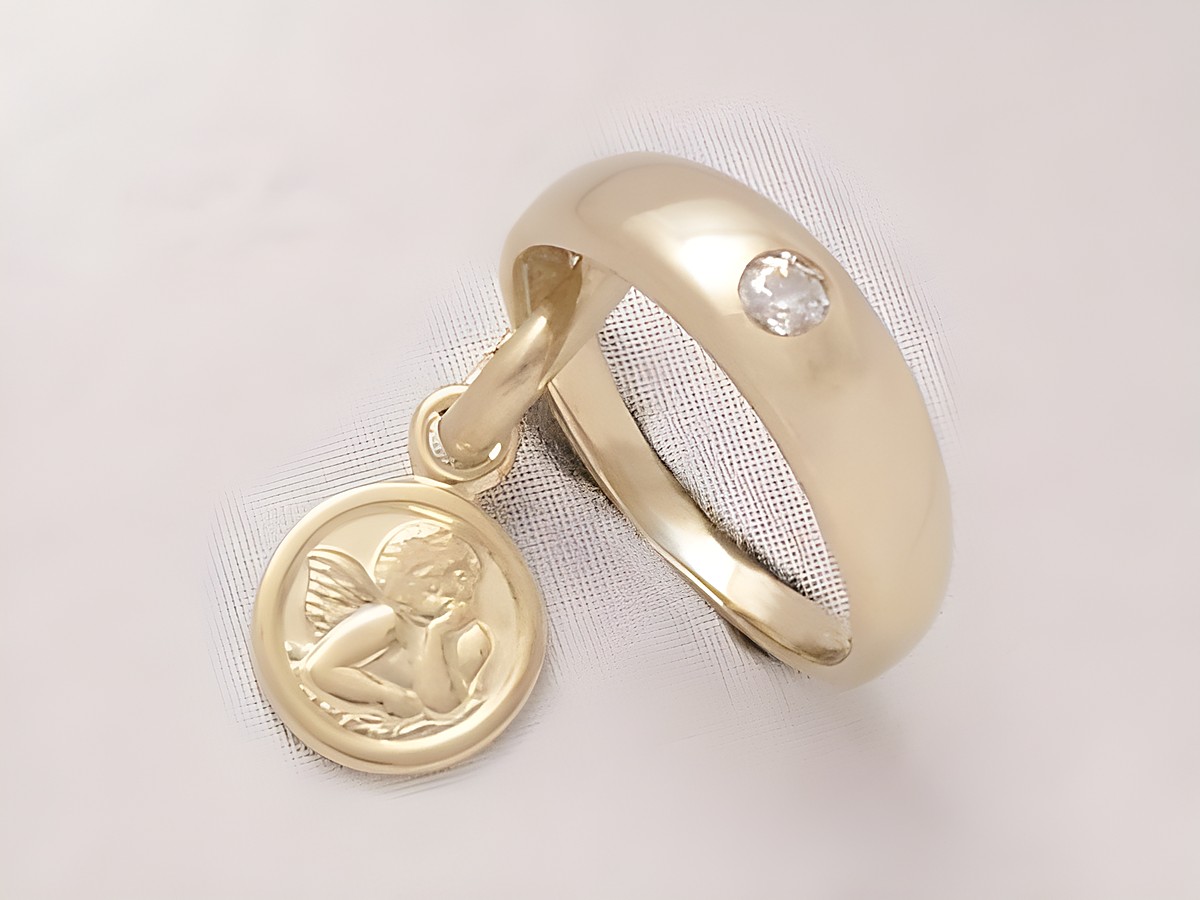 Taufring mit einem Schutzengel Anhänger aus 925 Silber vergoldet und Zirkonia, Hersteller Juwelier Harnisch, elegantes Design und symbolische Bedeutung für Schutz und Segen.