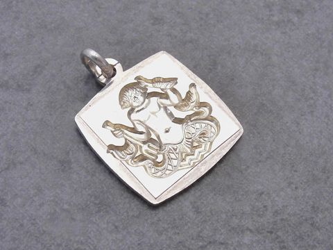 Silber vergoldet Anhänger Sternzeichen Wassermann eckig bicolor von Juwelier Harnisch zeigt kunstvoll gestaltetes Wassermann-Motiv auf einer quadratischen Fläche.
