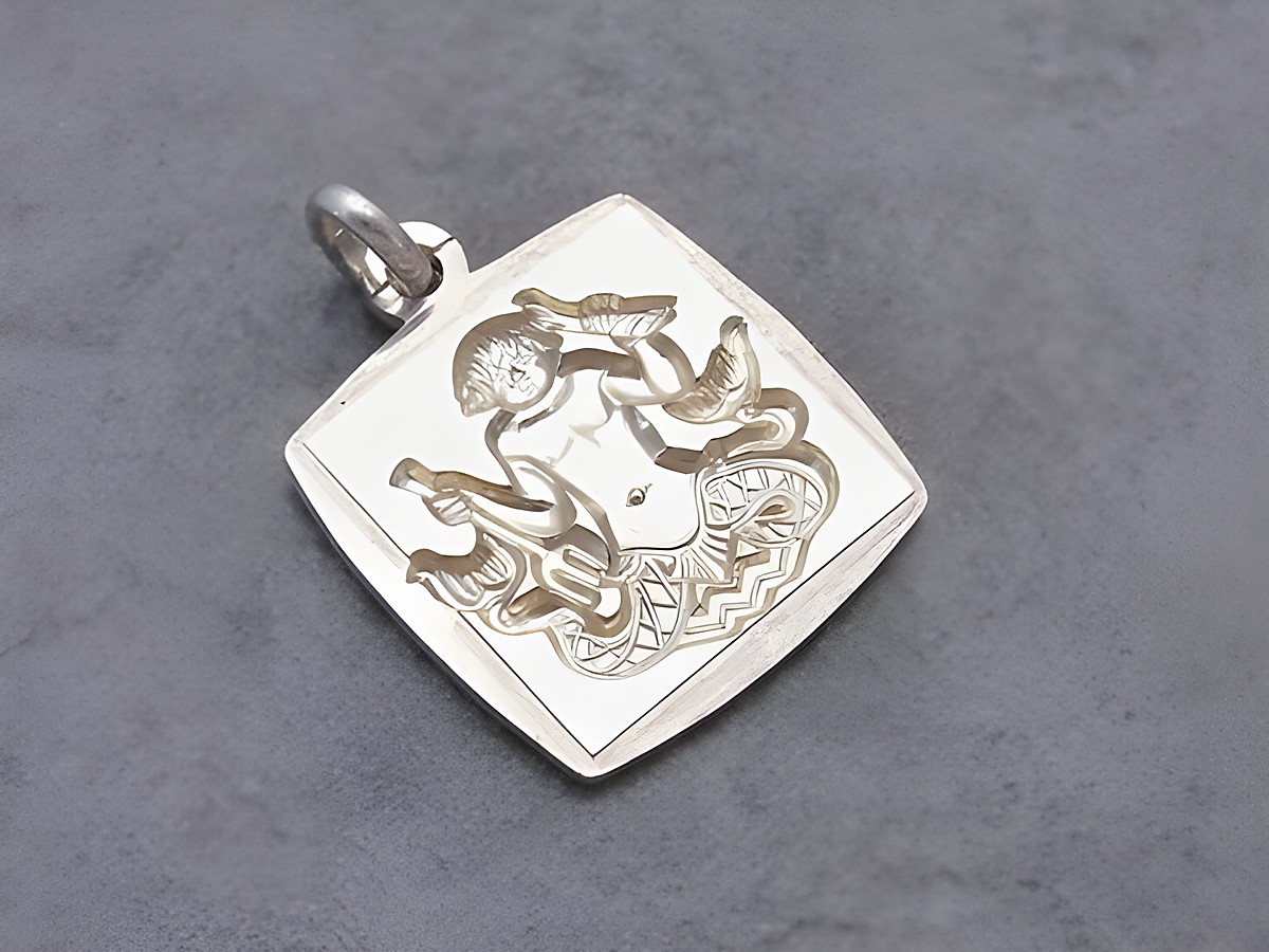 Silber vergoldet Anhänger Sternzeichen Wassermann eckig bicolor von Juwelier Harnisch zeigt kunstvoll gestaltetes Wassermann-Motiv auf einer quadratischen Fläche.