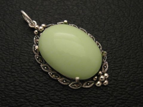Cabochon Zitronenchrysopras Silber Medaillon Anhänger mit filigraner Verzierung und glänzender Oberfläche, ideal für einen eleganten Schmucklook, Hersteller Juwelier Harnisch.