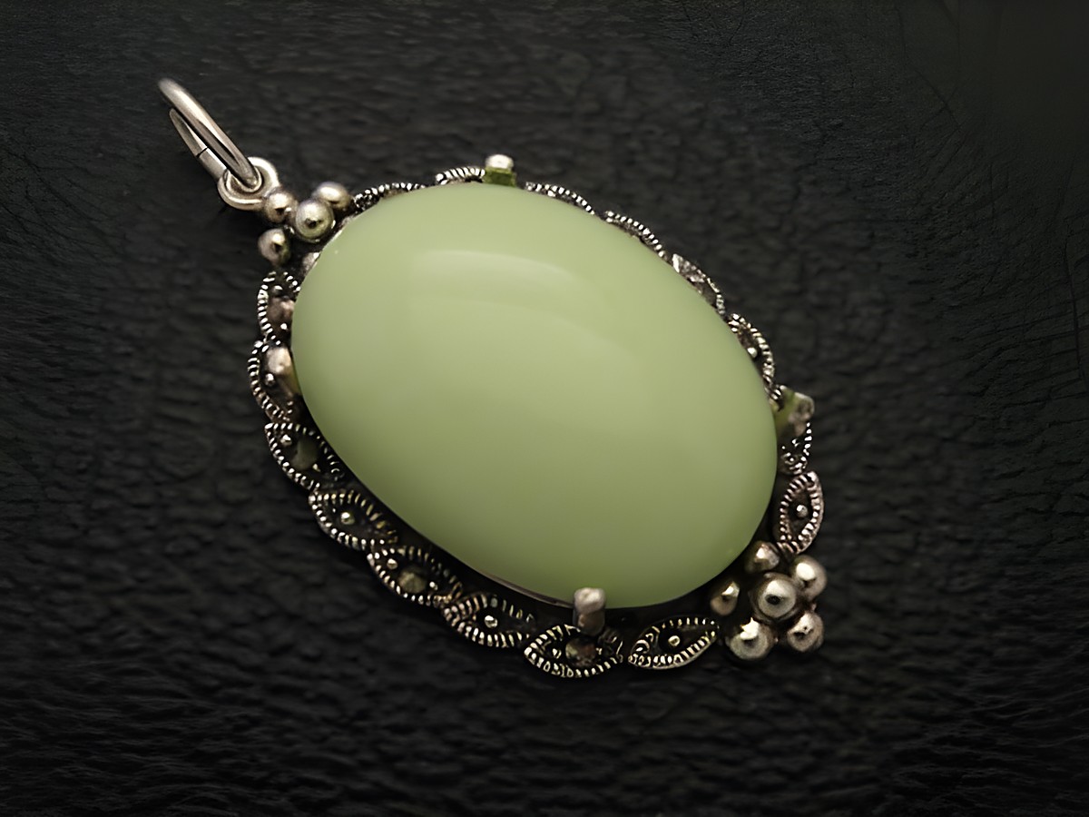 Cabochon Zitronenchrysopras Silber Medaillon Anhänger mit filigraner Verzierung und glänzender Oberfläche, ideal für einen eleganten Schmucklook, Hersteller Juwelier Harnisch.