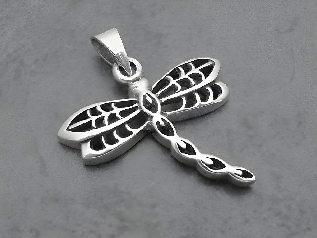 Silber Anhänger in Form einer plastischen Libelle, detailreich gestaltet, 3D-Effekt, elegantes Design, Hersteller Juwelier Harnisch, für Tierliebhaber geeignet.