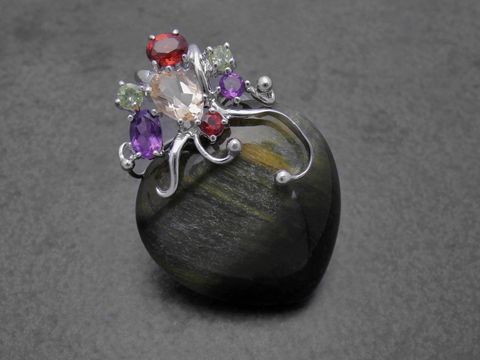Herz Anhänger aus Falkenauge mit Granat, Peridot, Amethyst und Citrin in Sterling Silber, hergestellt von Juwelier Harnisch, plastisch gestaltet und detailreich.