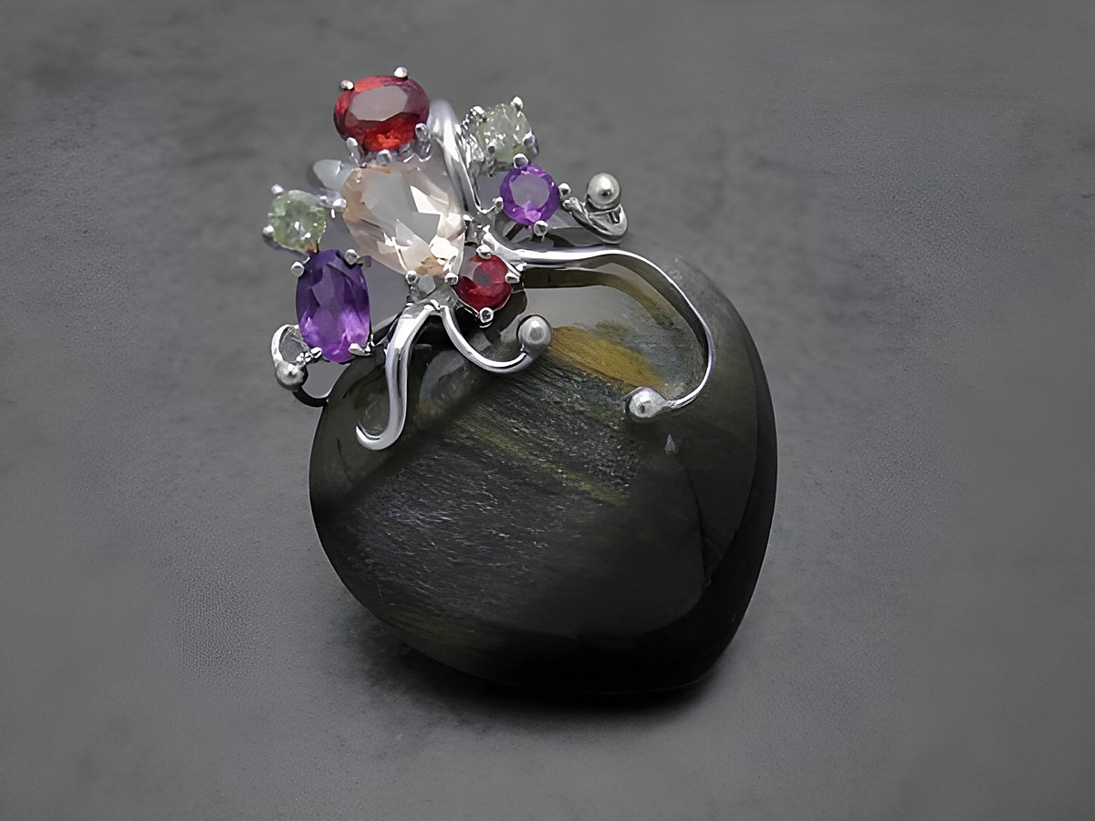 Herz Anhänger aus Falkenauge mit Granat, Peridot, Amethyst und Citrin in Sterling Silber, hergestellt von Juwelier Harnisch, plastisch gestaltet und detailreich.