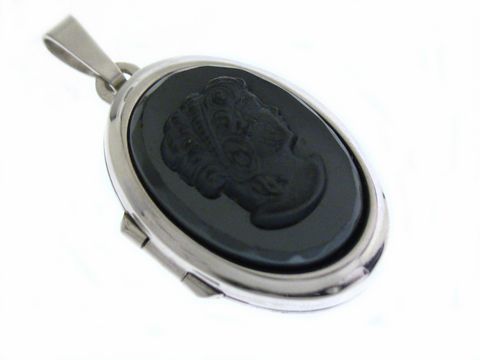 Dame Medaillon mit Cabochon aus Sterling Silber rhodiniert, präsentiert ein kunstvolles, profiliertes Relief auf schwarzem Untergrund, ideal für eleganten Schmuck.