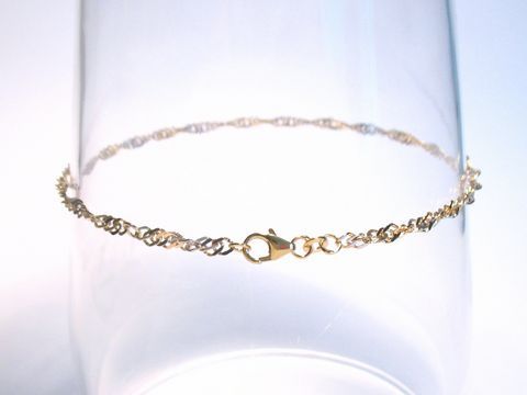 Fußkette aus Gold mit einer Länge von 23,5 bis 25 cm und einer Stärobarkeit von 3 x 0,4 mm, hergestellt von Juwelier Harnisch in Singapur.