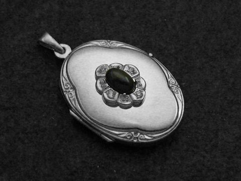 Diopsid Medaillon Cabochon aus rhodiniertem Sterling Silber mit filigranem Design und grünem Stein in der Mitte, gefertigt von Juwelier Harnisch.