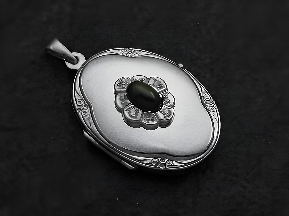 Diopsid Medaillon Cabochon aus rhodiniertem Sterling Silber mit filigranem Design und grünem Stein in der Mitte, gefertigt von Juwelier Harnisch.