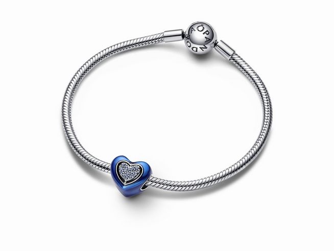 Drehbares Herz Charm von Pandora in Blau aus Sterling Silber mit Kristallen und blauer Emaille auf einem flexiblen Armband, perfekt für stilvolle Akzente.
