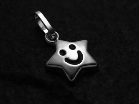 Stern Anhänger aus Sterling Silber mit einem lächelnden Gesicht, emailliert, Hersteller Juwelier Harnisch, geeignet für Kinder. Ideal als Schmuckstück für kleine Liebhaber von Sternen.