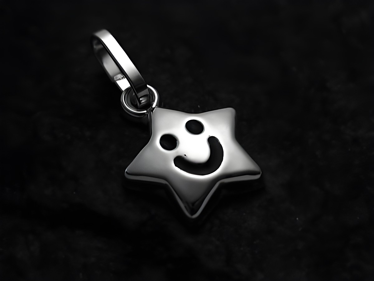 Stern Anhänger aus Sterling Silber mit einem lächelnden Gesicht, emailliert, Hersteller Juwelier Harnisch, geeignet für Kinder. Ideal als Schmuckstück für kleine Liebhaber von Sternen.
