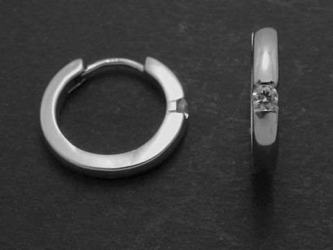Silber Ohrringe Creolen rhodiniert in schlicht elegantem Design mit Zirkonia, Durchmesser 1,5 cm, Hersteller Juwelier Harnisch, bis 15 mm.