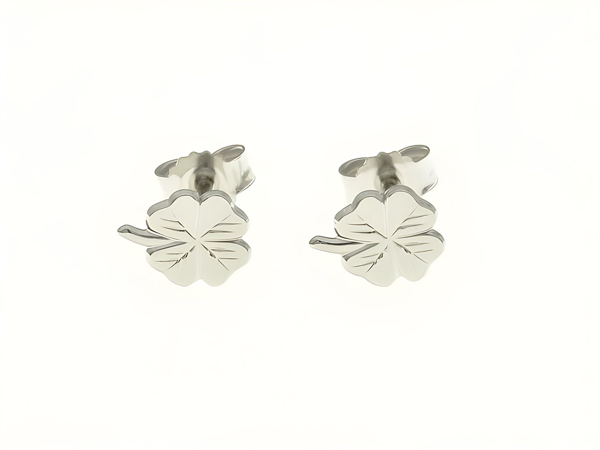 Kleeblatt Glücksbringer Ohrstecker aus Sterling Silber für Kinder, detailreich gestaltet mit einem vierblättrigen Kleeblatt, strahlen Freude und Glück aus.