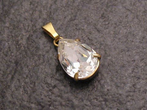 Weißer Strass Anhänger in Tropfenform mit goldener Fassung für einen sexy City Look, Hersteller Juwelier Harnisch, ideal für vielseitige Schmuckkombinationen.