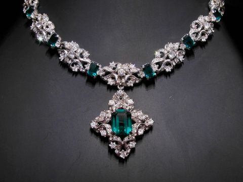 Elegante Strasskette in smaragdgrün mit silberfarbener Fassung und funkelndem Strassschmuck, Länge 37-43 cm, Hersteller Juwelier Harnisch.