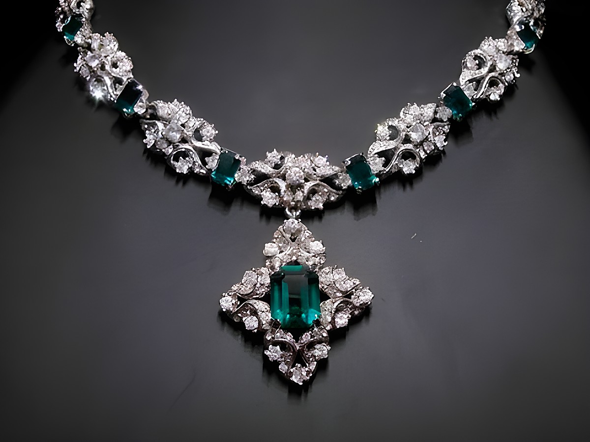 Elegante Strasskette in smaragdgrün mit silberfarbener Fassung und funkelndem Strassschmuck, Länge 37-43 cm, Hersteller Juwelier Harnisch.