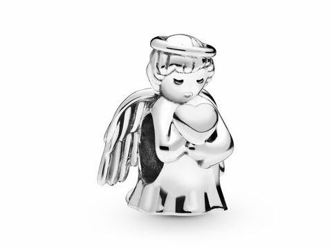Charm eines Engels aus Sterling Silber, mit Flügeln und einer herzförmigen Umarmung, Hersteller Pandora, Modellnummer 798413C00.