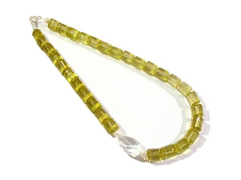 Lemon Citrin und Bergkristall sowie Zuchtperlen bilden eine elegante Steinkette, hergestellt von Juwelier Harnisch, ideal für besondere Anlässe oder als modisches Accessoire.