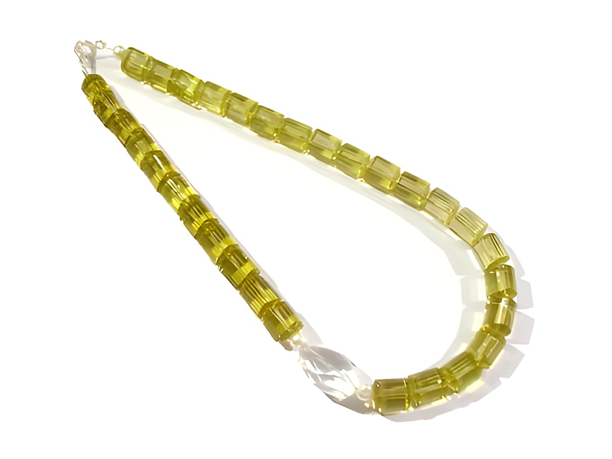 Lemon Citrin und Bergkristall sowie Zuchtperlen bilden eine elegante Steinkette, hergestellt von Juwelier Harnisch, ideal für besondere Anlässe oder als modisches Accessoire.