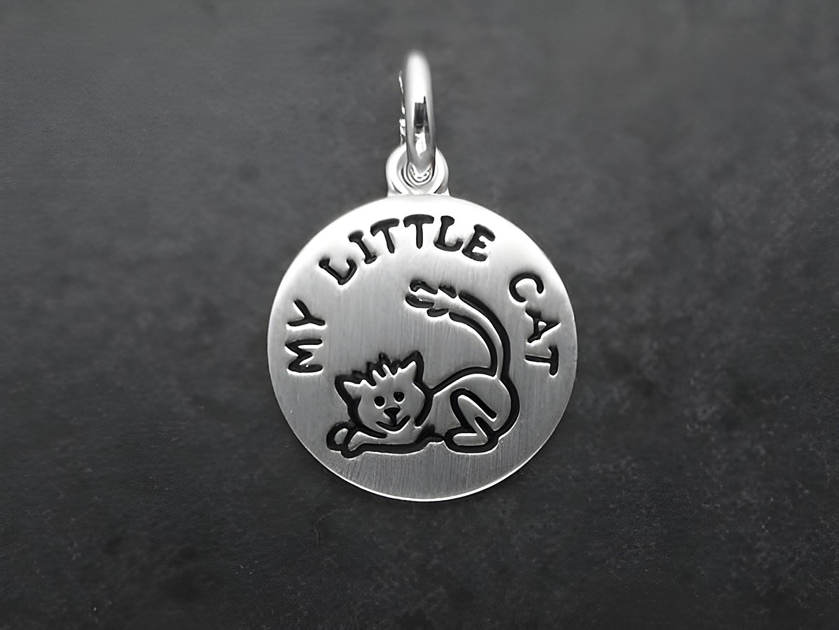 Silber Anhänger My little Cat aus 925 Sterling Silber mit einer niedlichen Katze und dem Schriftzug My little Cat, Hersteller Juwelier Harnisch, ideal als Glücksbringer.
