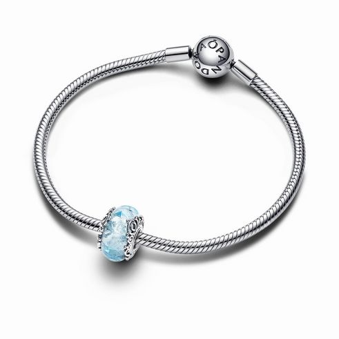 Pandora 793073C00 zeigt einen eleganten Sterling Silber Armband mit einem blauem Murano-Glas-Charm, das von filigranen Details umgeben ist, ideal für Disney Cinderella-Fans.
