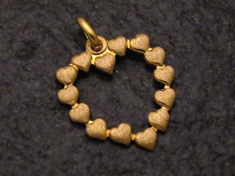 Gold Anhänger in Herzform mit 333er Feingehalt, gefertigt vom Juwelier Harnisch, flach und dekorativ gestaltet, ideal als Schmuckstück oder Geschenk.