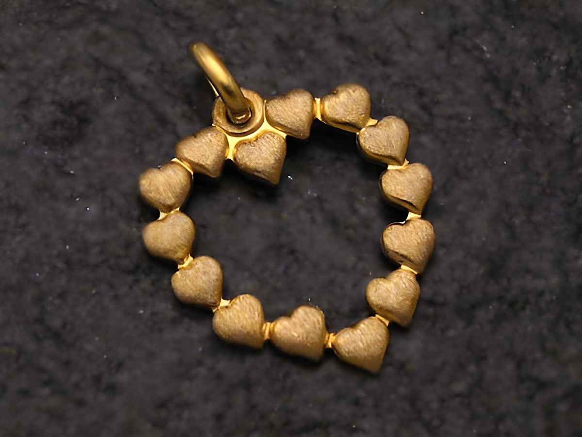 Gold Anhänger in Herzform mit 333er Feingehalt, gefertigt vom Juwelier Harnisch, flach und dekorativ gestaltet, ideal als Schmuckstück oder Geschenk.