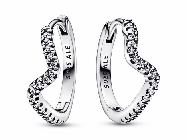 Pandora Ohrringe 292545C01 funkeln in Silber mit Zirkonia und haben ein elegantes Wellenmuster. Die Ohrringe sind aus 925er Sterling Silber gefertigt und verleihen jedem Outfit einen Hauch von Glamour.