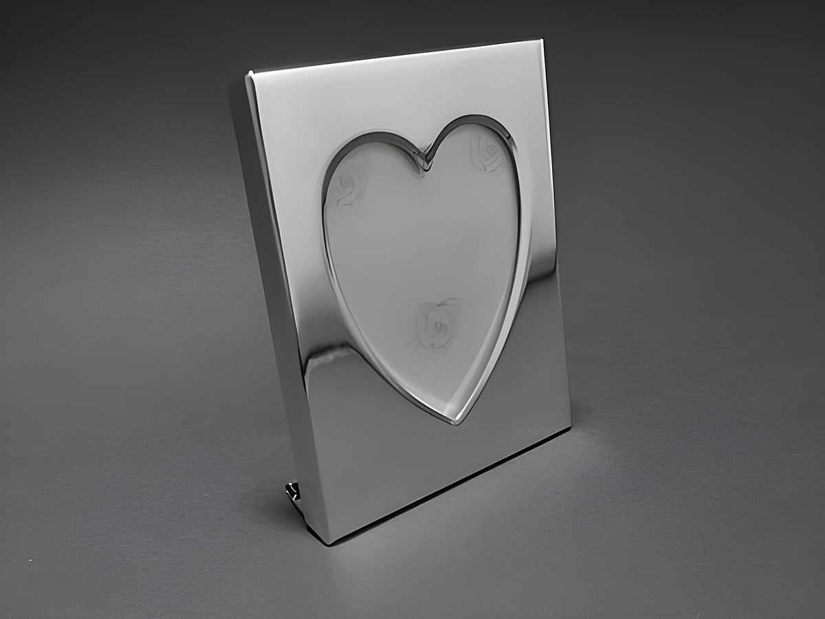 Versilberter Bilderrahmen in der Größe 7 x 5,5 cm für Herzbilder mit einer Größe von 4,1 x 3,8 cm. Der Rahmen ermöglicht eine individuelle Gravur und stammt vom Hersteller Juwelier Harnisch.