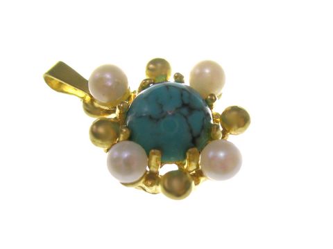 Türkis und Zuchtperlen Gold Anhänger mit einem Durchmesser von 15 mm, kombiniert mit einem filigranen goldenen Design, hergestellt von Juwelier Harnisch, präsentiert eleganten Schmuck.