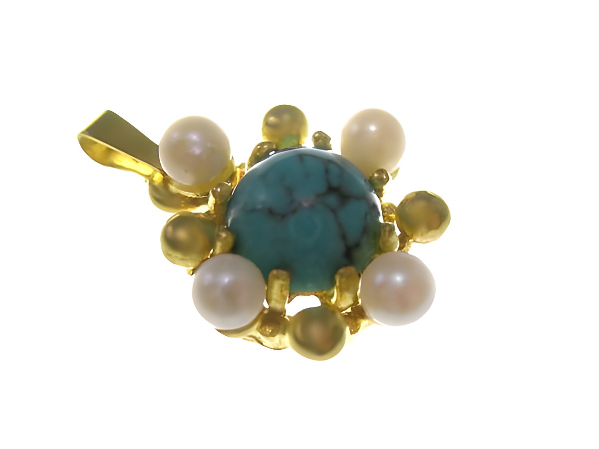 Türkis und Zuchtperlen Gold Anhänger mit einem Durchmesser von 15 mm, kombiniert mit einem filigranen goldenen Design, hergestellt von Juwelier Harnisch, präsentiert eleganten Schmuck.