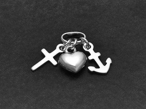 Ein kleiner Sterling Silber Anhänger mit den Symbolen Glaube, Liebe und Hoffnung in Form eines Kreuzes, eines Herzens und eines Ankers, von Juwelier Harnisch.