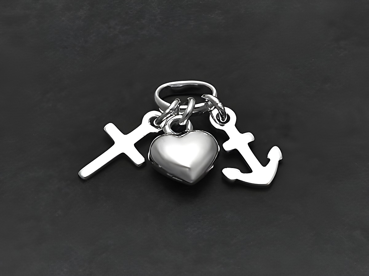 Ein kleiner Sterling Silber Anhänger mit den Symbolen Glaube, Liebe und Hoffnung in Form eines Kreuzes, eines Herzens und eines Ankers, von Juwelier Harnisch.