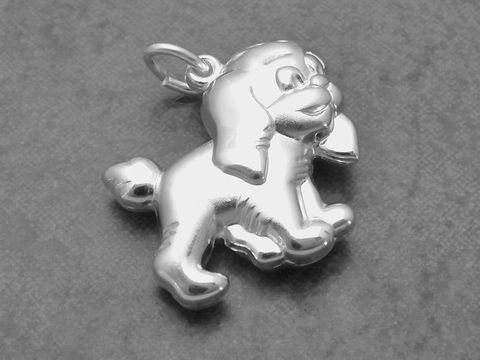 Silber Anhänger Hund tierisch teilmattiert Hersteller Juwelier Harnisch zeigt einen niedlichen Hund mit großen Augen und hängenden Ohren in verspielter Pose, ideal für Tierliebhaber.