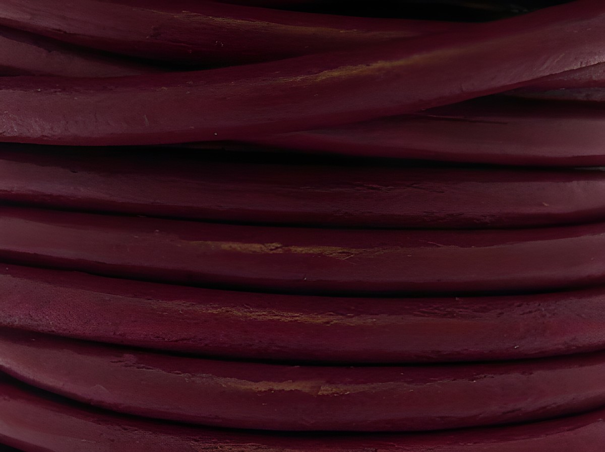 Lederband in der Farbe Waldbeere mit einer Länge von 17 cm und einer Dicke von 3 mm, ausgestattet mit einem Silber Bajonett in cyclaman, Hersteller: Juwelier Harnisch.