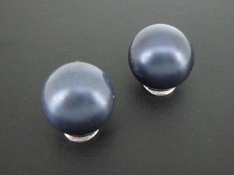 Ohrclip in blau zeitlos mit silberfarbenen Elementen und synthetischer Zuchtperle, Hersteller Juwelier Harnisch, elegantes Design für jeden Anlass.