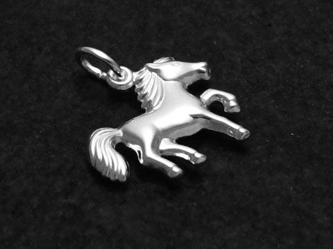 Pferdchen Pony glänzend Anhänger aus Sterling Silber, Hersteller Juwelier Harnisch, detaillierte Darstellung eines fröhlich galloppierenden Ponys als hochwertiges Schmuckstück für Tierliebhaber.