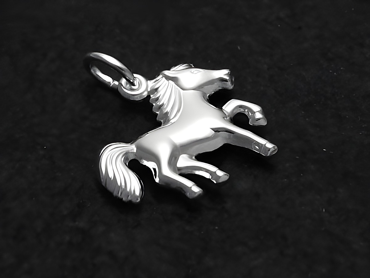 Pferdchen Pony glänzend Anhänger aus Sterling Silber, Hersteller Juwelier Harnisch, detaillierte Darstellung eines fröhlich galloppierenden Ponys als hochwertiges Schmuckstück für Tierliebhaber.