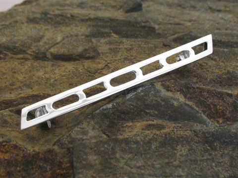 Brosche Design Anstecknadel aus echt Silber, hergestellt von Juwelier Harnisch, zeigt ein schlichtes, elegantes Design mit ovalen Ausschnitten und einer polierten Oberfläche.