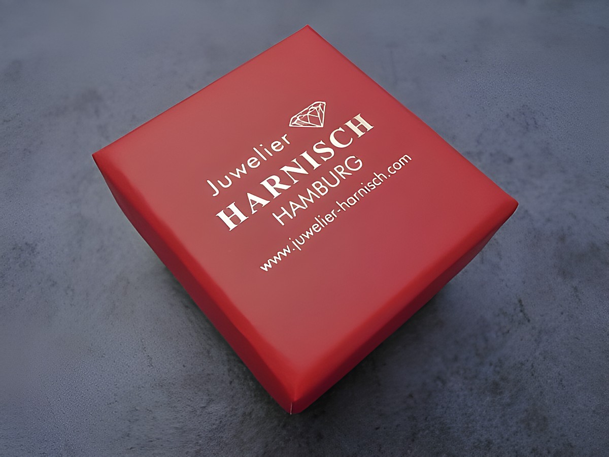 Viereckige rote Geschenkschachtel von Juwelier Harnisch mit schwarzem Deckel, Maße 45 x 40 x 30 mm, ideal für die Präsentation von Schmuckstücken. – Ansicht 2