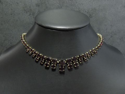 Strass Kette charming GRANATROT 42-45 cm goldfarben von Juwelier Harnisch mit goldfarbener Fassung, ideal für elegante Anlässe und besondere Outfits.