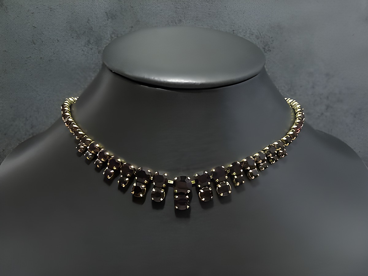 Strass Kette charming GRANATROT 42-45 cm goldfarben von Juwelier Harnisch mit goldfarbener Fassung, ideal für elegante Anlässe und besondere Outfits.