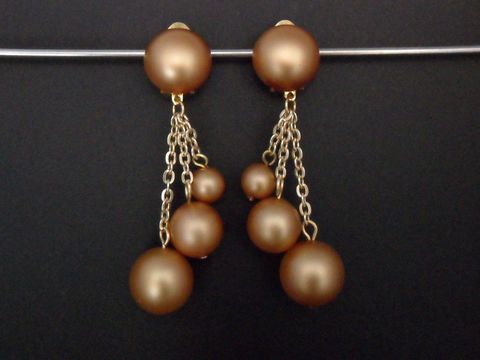 71904-0 Beige zeitlose Ohrclips aus Kunstharz mit goldfarbenen Kettenanhängern in schimmerndem seidenmattem Finish, Hersteller Juwelier Harnisch, elegant und verspielt zugleich.